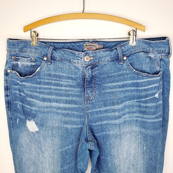 Torrid Boyfriend Straight women's blue jeans distressed with stretch - Picture 2 of 10